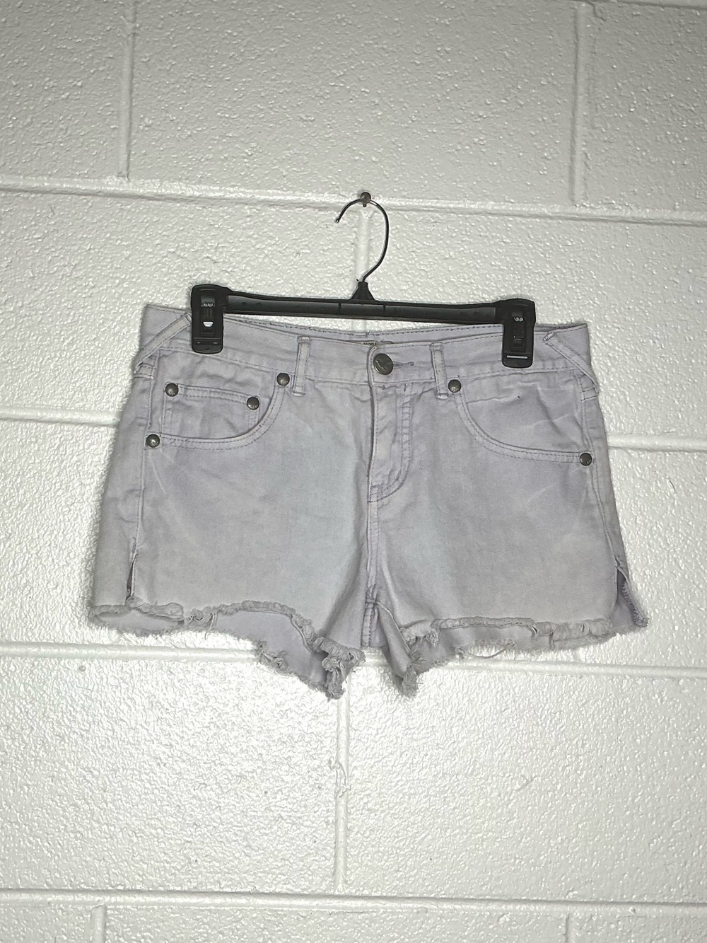 < Free People Lilac Cut-Off Mid Rise Shorts Size 27” > - Picture 1 of 3